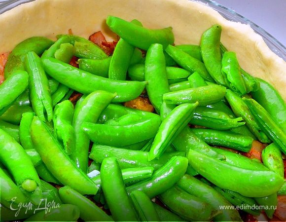 Выложить на тесто бекон с овощами,затем горошек,залить все заливкой,разровнять.Верх киша можно присыпать кедровыми орешками.