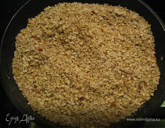 На большую сковороду высыпаем 2 ст. овсянки, стружку и размолотый без фанатизма миндаль. Добавляем 3 ст. л. жидкого меда и 2 ст.л. оливкового масла. Подсушиваем до подрумянивания хлопьев, мин. 15, мешаем. Наслаждаемся ароматом!