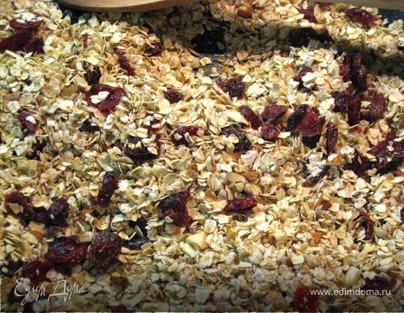 Остужаем, смешиваем с яблоками и клюквой и храним в закрытом контейнере. Сколько не скажу, съедаю за неделю. Конечно при желании можно добавить ваниль, корицу, имбирь и т.д. Но для меня аромат кокоса с миндалем - самый богатый и гармоничный.