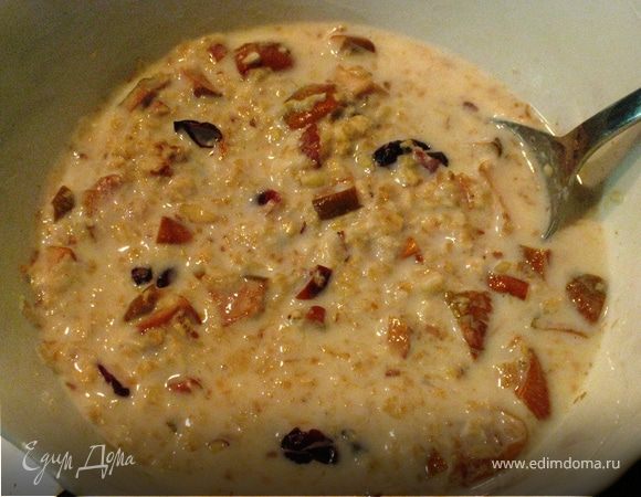 А утром заливаем молоком, йогуртом, кипятком, добавляем мед... Приятного аппетита!