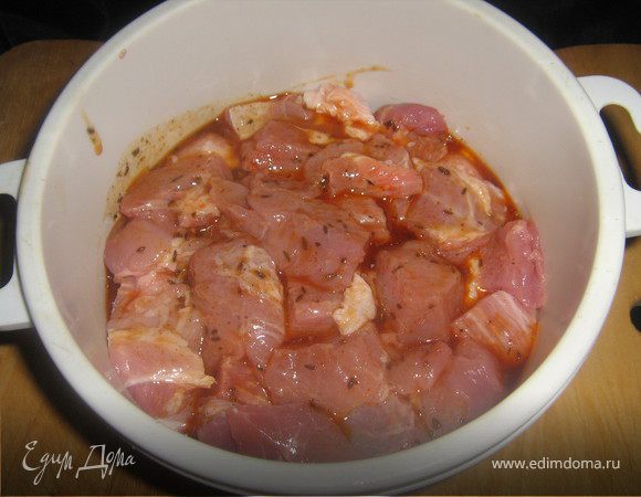 Тмин размолоть в ступке.Из лимона выжать сок.Лук нарезать тонкими полукольцами.Смешать лимонный сок,тмин,паприку,острый перец,чёрный перец,соль и оливковое масло.Свинину нарезать на кусочки,сложить в глубокую чашку,залить маринадом мясо