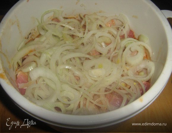 сверху уложить лук,накрыть крышкой и убрать мариноваться на 3-4 часа.