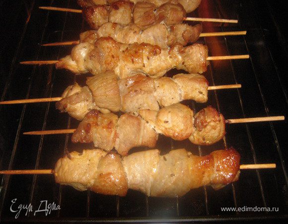 Через 3-4 часа мясо достать, нанизывать кусочки свинины на деревянные шампурики(предварительно смоченные водой) и жарить в разогретой до 200С духовке в режиме"гриль" 25-30 минут,периодически переворачивая