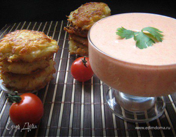 Зубчики чеснока уложить на кусок фольги, перед тем как закрыть его, влить внутрь 1/3 стакана воды. Запекать в духовке при 220 °С 20 мин., затем открыть пакет, запекать еще 10 мин. Остудить, очистить. 
Перец смазать маслом, запекать в духовке до черных подпалин(я запекала перец и чеснок вместе), положить в пластиковый пакет на 15 мин., очистить от кожицы и семян. Измельчить мякоть перцев,добавить чеснок, соль, черный перец,творожный сыр, заправить лимонным соком,взбить.Затем аккуратно ввести сливки и ещё раз взбить.Поставить в холодильник,пока мусс охлаждается,займёмся оладьями.Картофель и лук очистить ,натереть на крупной тёрке,добавить яйцо,соль,чёрный перец и муку,хорошо размешать,жарить оладьи с двух сторон в хорошо разогретом раст.масле.Подавать горячими с охлаждённым муссом.Ну очень вкусно!Рекомендую!
P.S.Кто боится в жару включать духовку перец и чеснок можно запечь в микроволновке.