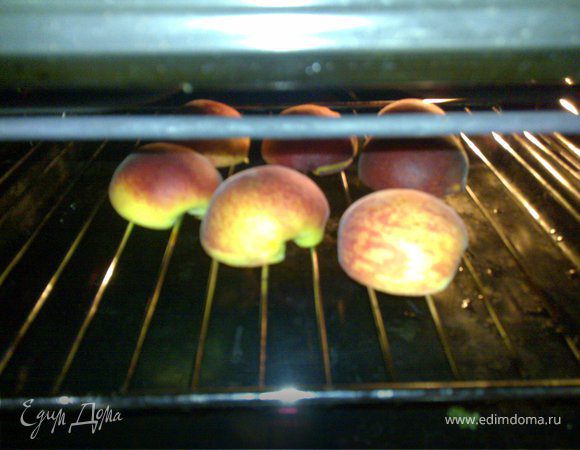 Запекаем персики 7 мин.кожицей вверх