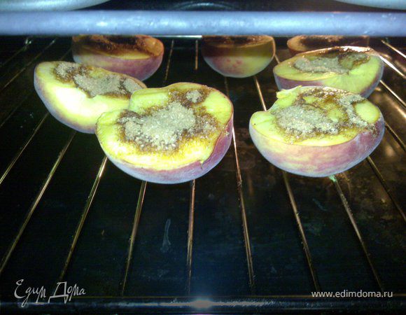 Посыпаем сахаром и выпекаем еще 5 мин.
Поливаем клубничным джемом.Выпекаем еще 2 мин.