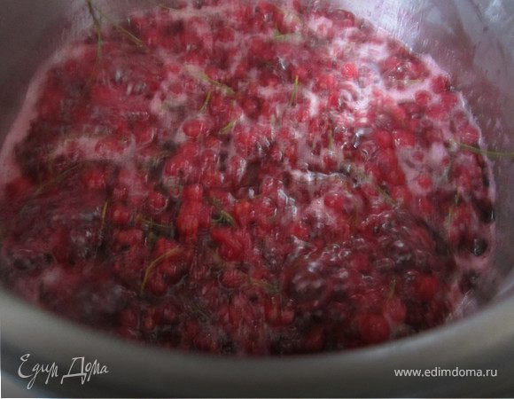 Дать ягодам прокипеть 5 минут.