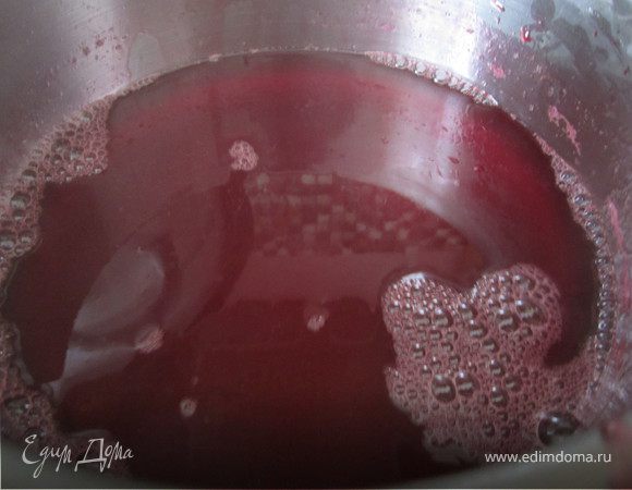 Перетереть ягоды через сито.
Получившийся сироп поставить на огонь, вскипятить и дать уварится, что бы сиропа получилось 250-300 гр.