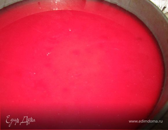 Вылить остывшее ягодное желе.
Поставить в холодильник на 3-4 часа.