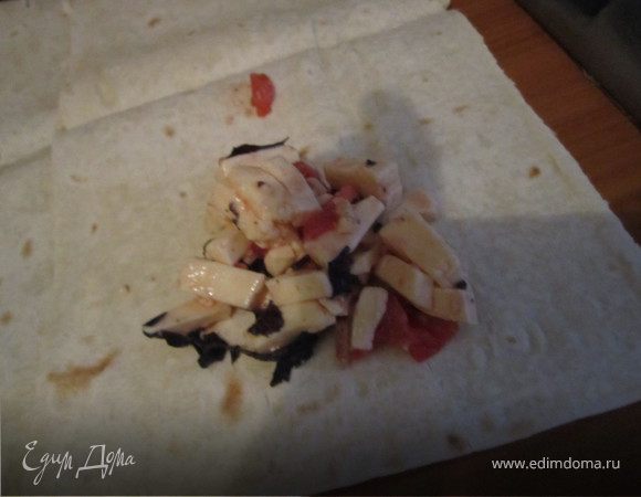 Выложить начинку.