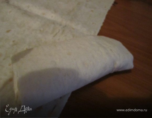 Скрутить в рулетик, закрывая края.