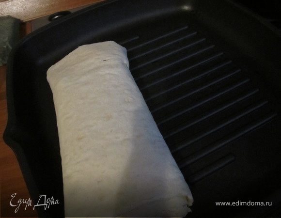 На сухой сковородке, поджарить рулетики с обеих сторон. Желательно подержать под крышкой 5-7 минут.