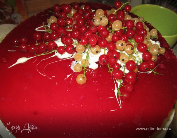 И выложила на него ягоды.
У такого декора есть недостаток...очень красиво смотрится...но плохо решится....шоколад крошится. 