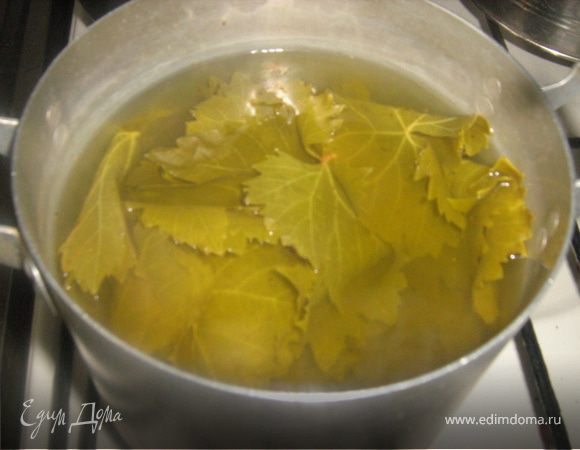 Готовим виноградные листья. Листочки вымыть. Воду довести до кипения, добавить соль, немного уксуса, чайную ложку карри. Опустить листья в воду, прокипятить на медленном огне 1-2 минуты. 