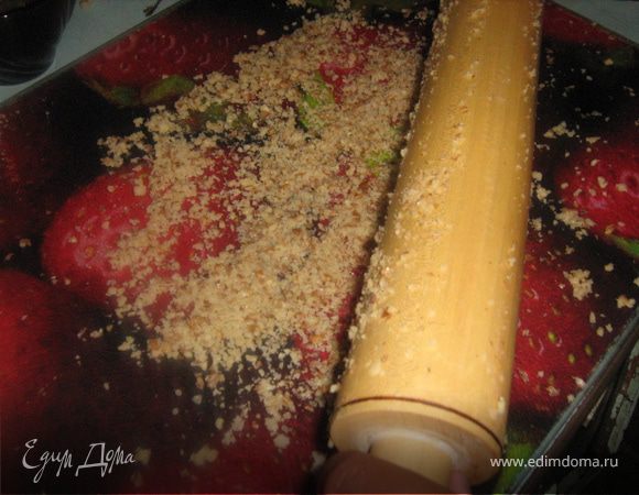 Орехи измельчить, смешать с пропущенным через пресс чесноком.