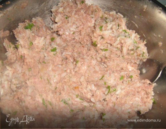 Добавить в фарш рис, лук, орехи, зелень, специи, воду. Фарш должен быть сочным.