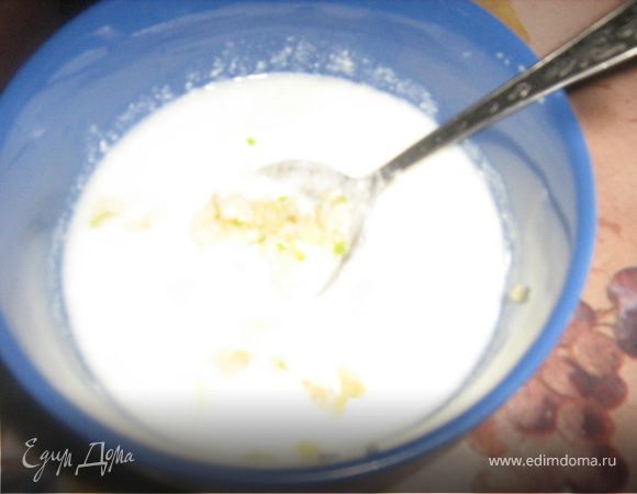 Хайдари. Йогурт смешать с чесноком и специями.