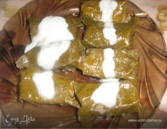 Долму выложить на тарелку, полить соусом и приятного аппетита!!!!