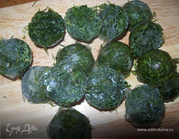 затем вытащите льдинки из формы, положите в пакет и отправьте в морозильник. Льдинки невероятно ароматные и зелень не потеряла свой цвет. Так замораживать можно абсолютно любую зелень по вашему вкусу.
