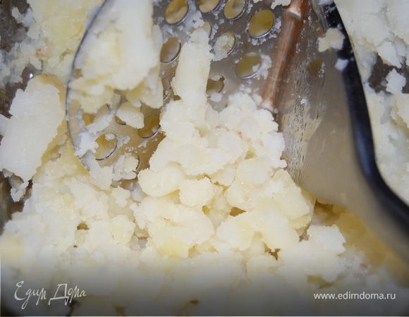 Из картофеля готовим пюре, я люблю крутое, без лишней жидкости. 
