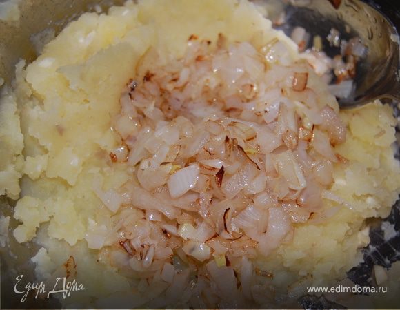 В пюре добавляем мелко порубленный чеснок и обжаренный на курдюке лук. Можно обжарить на масле, сливочном или подсолнечном, короче на ваш вкус.