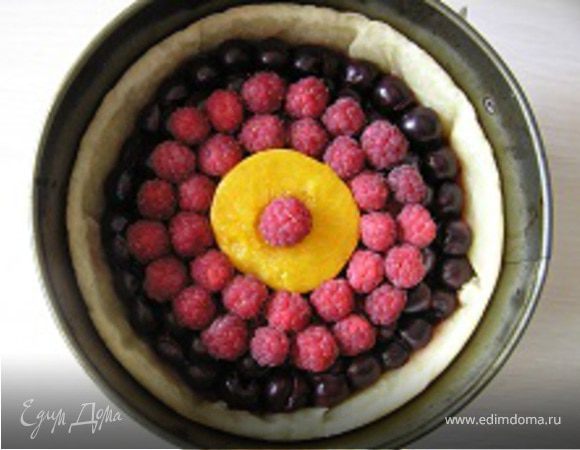 На малину выложить еще 2 ряда ягод.