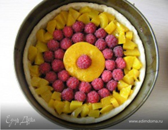 На вишню выложить кусочки персиков.