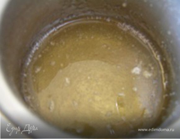 Желатин нагревать на водяной бане до полного растворения, добавить персиковый сироп, перемешать.