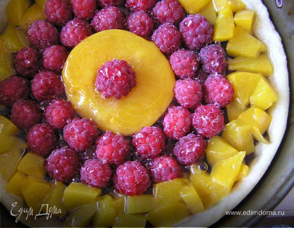 Пирог залить персиковым желе, поставить в холодильник до полного застывания.