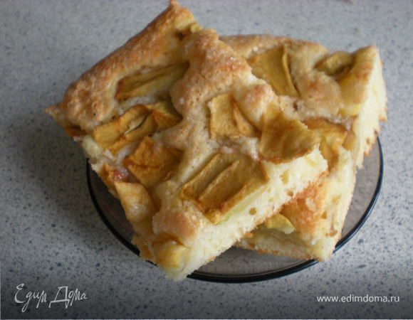 Готовим яблоки. Моем, режим дольками. Включаем духовку 180 градусов. Творог измельчаем. Отдельно яйцо взбиваем с сахаром до белой, однородной массы. Добавляем творог + сода погашенная + мука. На противень выкладываем массу, (предварительно смазать и посыпать манкой) сверху яблоки, немножко вдавить в тесто. Отправляем в духовку на +/-40 минут.