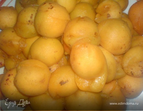 твёрдые, но спелые  абрикосы освободить от косточек