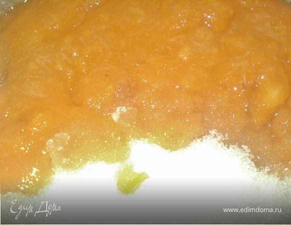 добавить сахар в измельчённые абрикосы,