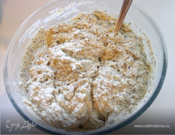 Добавить кокос и мак.Оставить тесто на 20-30мин под салфеткой.Я вообще всё тесто кроме бисквитного настаиваю.20 мин и более.Очень улучшается качество выпечки.