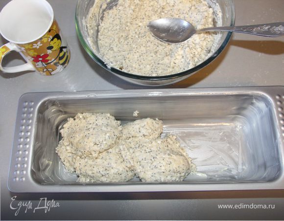 Разогреваем духовку до 180С.Выкладываем тесто в смазанную сливочным маслом форму.