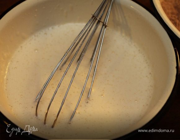 Яйца взбить с сахаром и ванильным сахаром