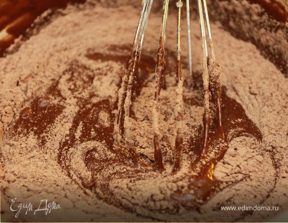 Постепенно добавлять муку к яично-масляной смеси. Хорошо вымешать тесто, оно получится достаточно плотным
Добавить соду, гашеную соком лимона