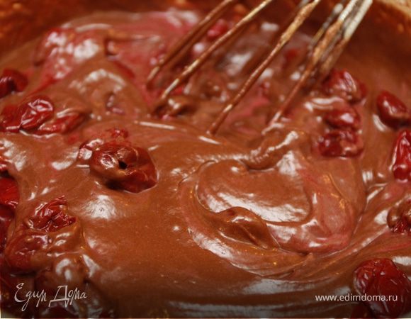 Вишни разморозить.
Вишни добавить в тесто
Из оставшегося сока приготовить  сироп, которым после выпекания пропитаем бисквит
