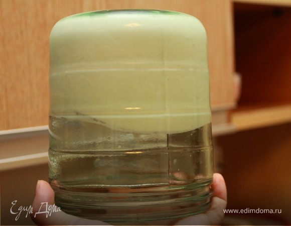 Сливки взбить с сахаром
Сливки считают хорошо взбитыми, если при переворачивании емкости они не вытекают :о) то есть держат форму