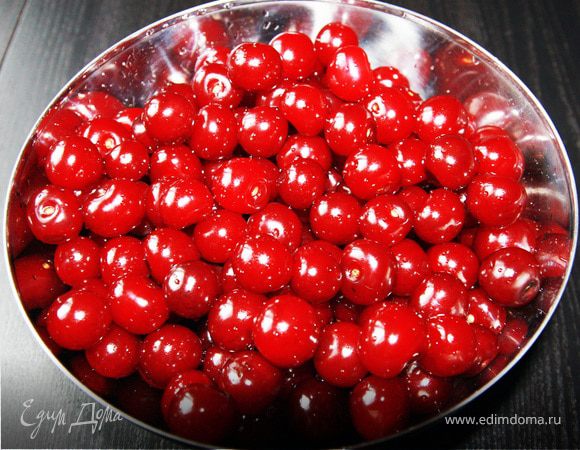 Берем вишню, удаляем веточки, моем ее, оставляя только хорошие ягоды.