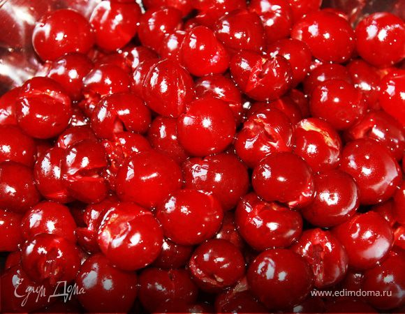 Удаляем из вишни косточки тем способом, который Вам удобен. Я делаю небольшие надрезы в районе плодоножки и вынимаю косточку. На этом заканчивается самый трудоемкий процесс приготовления нашего варенья.