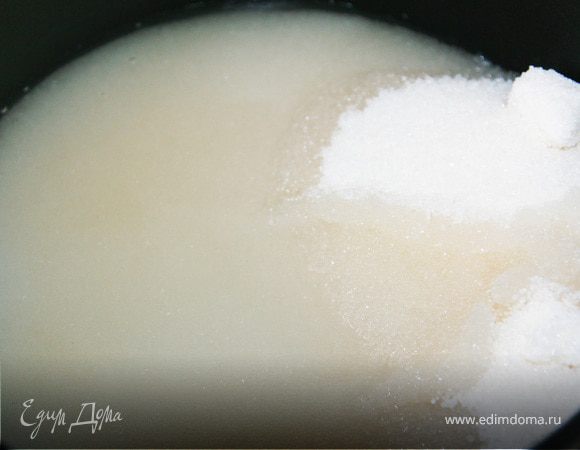 Готовим сироп. В сахарный песок добавляем воду и варим до полного растворения сахара.