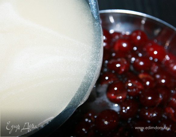 Заливаем нашу вишню сиропом.