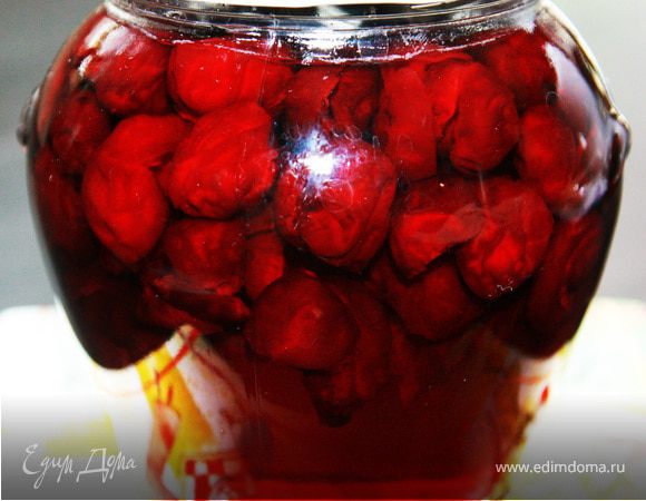 Наше варенье готово. Я сначала раскладываю вишню по банкам, потом заливаю сиропом. Соотношение вишни и сиропа выбирайте по вкусу. Мне нравится примерно 50 на 50. При таком раскладе у меня еще остается сироп без вишни для моих будущих тортиков. У меня получилось две банки, как на фото, и еще одна с чистым вишневым сиропом.