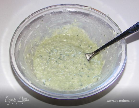 Сыр размять вилкой и перемешать с йогуртом до однородности.Добавить лимонный сок и соль(по необходимости).Заправочный соус готов.