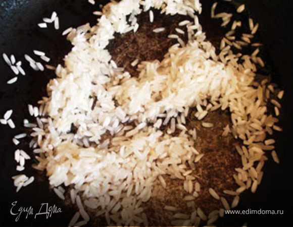 Картофель  и перец нарезать кубиками. Помидор разрезать на 2 части. 1/2 части помидора бланшировать, снять кожицу и мелко порезать. Лук, чеснок измельчить.Рис обжарить на растительном масле до прозрачности.