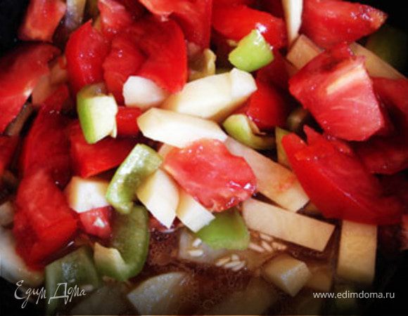 К рису добавить перец, картофель, помидор,лук соевый соус и 100 мл воды, тушить 20 минут.