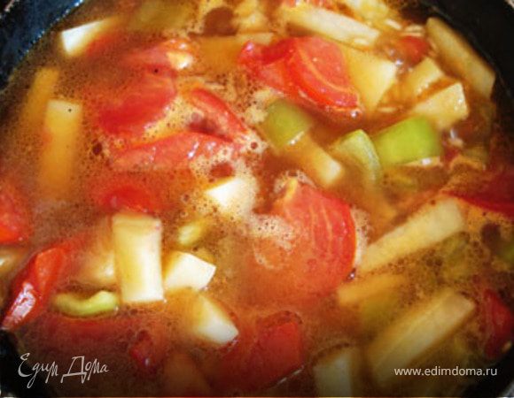 Затем добавить остальную часть воды. Вторую часть помидор порезать( с кожицей) и добавить в суп.Потом добавить чеснок, базилик и перец(специи) и варить 7-10 минут.Добавить лимонный сок.  