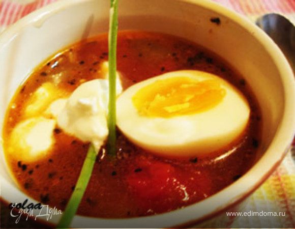 Суп остудить и подавать холодным с вареным яйцом, зеленью и сметаной.