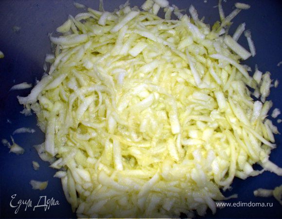 Кабачки натереть на тёрке.Посолить и оставить на несколько минут,затем отжать и слить лишнюю жидкость.