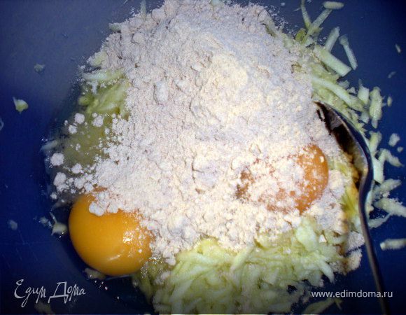 Добавить муку и яйца.Количество ингредиентов смотрите сами,всё зависит от количества кабачков.У меня было 4 скорее маленьких,чем средних.К ним я добавила 2ст.ложки с хорошей горкой толокна и 3 яйца.